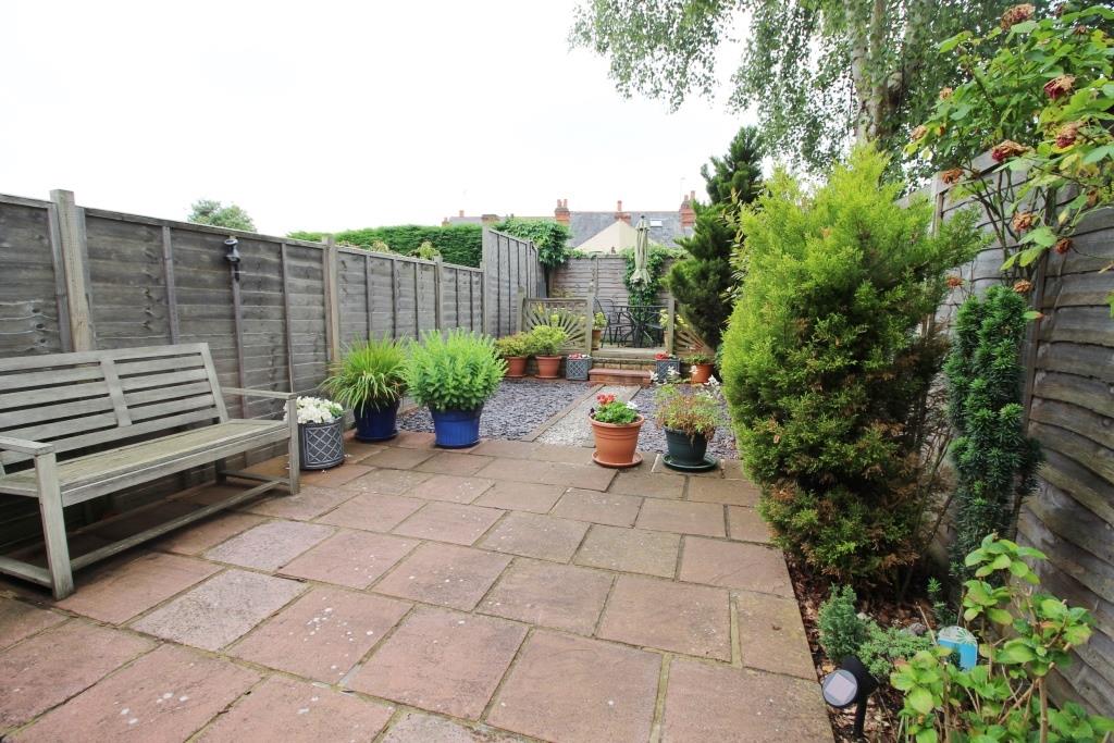 3 bed property in Grovelands Road, Reading